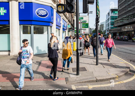 Matin, les navetteurs sur Tottenham Court Road, Londres, Angleterre, Royaume-Uni Banque D'Images