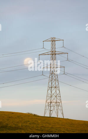 Derrière la lune, près de pylône d'alimentation Feilding, Manawatu, île du Nord, Nouvelle-Zélande Banque D'Images