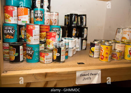 Boîtes de haricots blancs et les spaghettis sur une étagère à l'comptoir alimentaire Paddington Banque D'Images