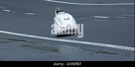 Trosa la Suède, 17 mai 2015, biker en tournée dans un velomobile. un homme sur un vélo dans un véhicule insolite. Banque D'Images