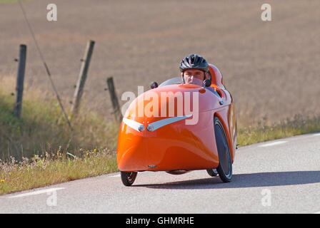 MORKO SUÈDE, le 18 septembre 2014, biker en tournée dans un velomobile. Un homme sur un vélo dans un véhicule insolite. Banque D'Images