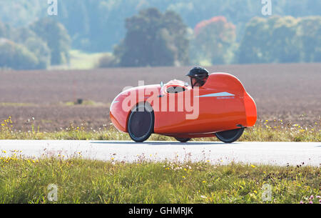 MORKO SUÈDE, le 18 septembre 2014, biker en tournée dans un velomobile. Un homme sur un vélo dans un véhicule insolite. Banque D'Images