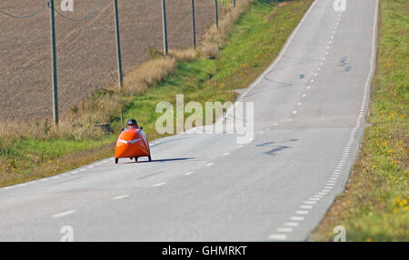 MORKO SUÈDE, le 18 septembre 2014, biker en tournée dans un velomobile . Un homme sur un vélo dans un véhicule insolite. Banque D'Images