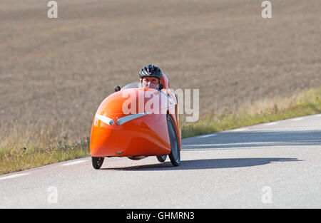 MÖRKÖ Suède, 18 septembre 2014, biker en tournée dans un velomobile. Un homme sur un vélo dans un véhicule insolite. Banque D'Images