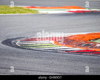 Fermer la vue d'angle du circuit de cadre et avec des signes du pneu sur l'asphalte, parfait pour le sport automobile et l'arrière-plan des concepts. Banque D'Images