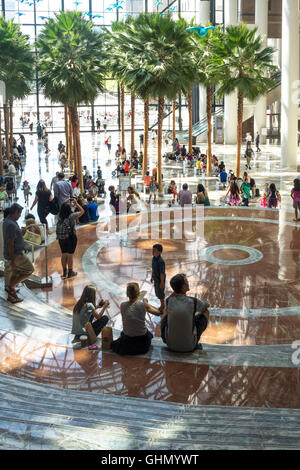 Les gens se détendre dans le jardin d'hiver Atrium de Brookfield Place Banque D'Images