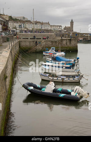 Bateaux amarrés en Porthleven, Cornwall, Angleterre Banque D'Images