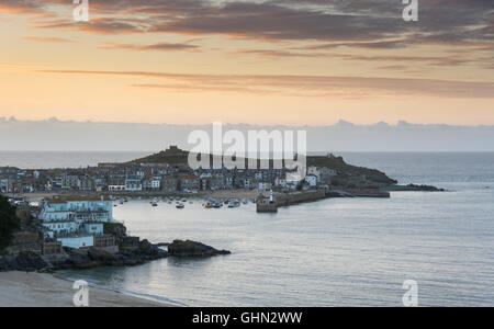 St Ives et son port au coucher du soleil, Cornwall, England, UK Banque D'Images