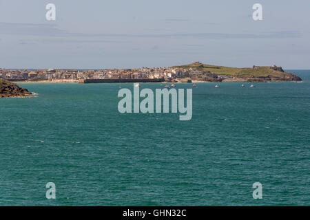 À l'échelle de St Ives et son port à Cornwall, England, UK Banque D'Images