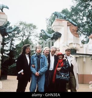 Anläßlich des 70. Geburtstags von Seniorchefin Hagenbeck Martha herrscht viel dans Trubel der Villa am Tierpark. Foto vlnr. : CONSTANZE WETZEL, WANJA MUES () Tobby, HEIDEMARIE WENZEL (Sylvie), PETER BOTTERBUSCH (Christoph), Tilly LAUENSTEIN (Martha), Rainer Rudolph. Regie : Hans-Werner Schmidt aka. 70 doch ist kein Modifier Banque D'Images