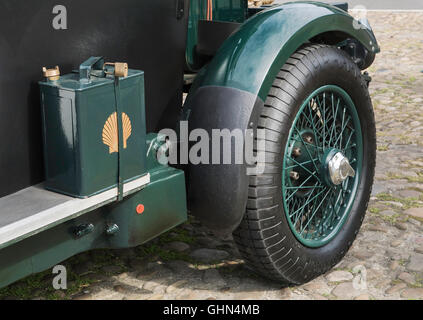 L'essence de rechange peut sur le conseil d'exécution d'un vintage Bentley. Banque D'Images