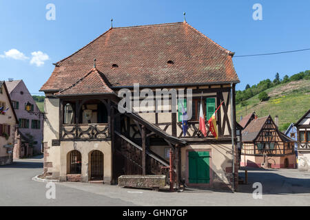 Hôtel de ville de Niedermorschwihr, route des vins alsaciens, France. Banque D'Images