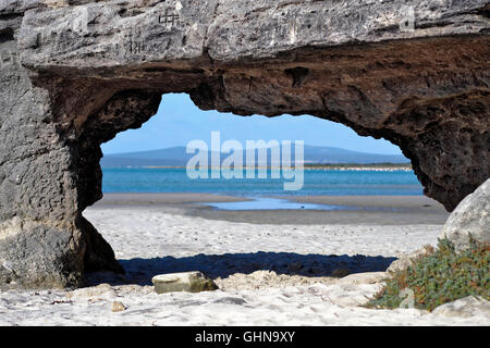 Fenêtre à Churchhaven Rock à la Lagune de Langebaan, côte ouest de l'Afrique du Sud, formant un arc Banque D'Images