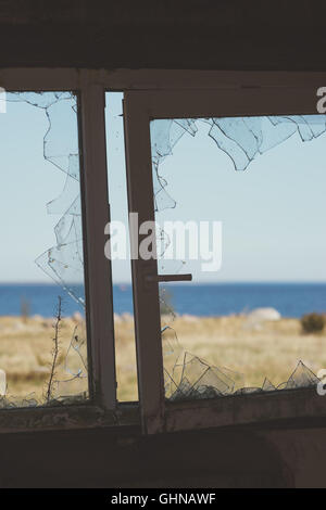 Vue sur la mer à travers la vitre de verre brisé. Le concept de décroissance Banque D'Images