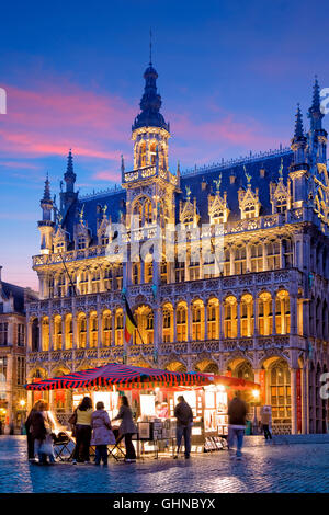 L'Hôtel de Ville de la Grand Place (place principale) la nuit, Bruxelles, Belgique Banque D'Images