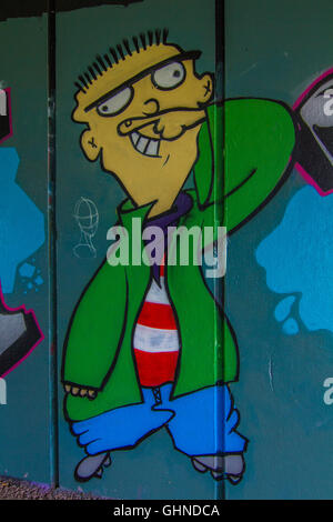 Un personnage peint sur un mur de couleur turquoise Banque D'Images