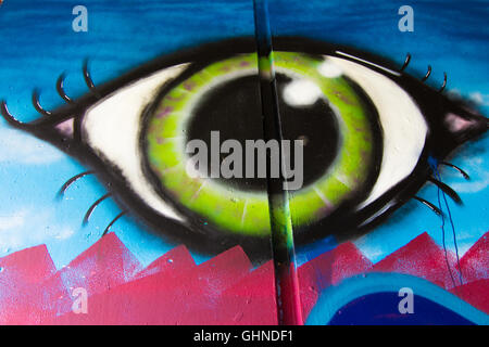 Extreme close up of eye graffiti sur un mur élevé Banque D'Images