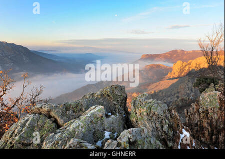 Lever du soleil l'Est de montagnes des Rhodopes Bulgarie Banque D'Images