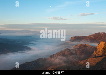 Lever du soleil l'Est de montagnes des Rhodopes Bulgarie Banque D'Images