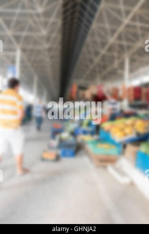 Shopping flou dans le marché du frais en Turquie avec des fruits, légumes et autres produits. Et les produits sur les étagères Banque D'Images