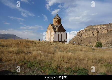 Aréni Mère de Dieu 1321 l'Arménie de l'Eglise contre l'ensemble du paysage montagneux et à l'intérieur des grands cimetière Banque D'Images