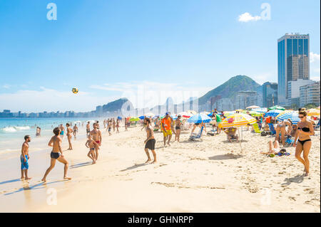 RIO DE JANEIRO - le 27 février 2016 : les jeunes Brésiliens carioca jouer un jeu d'altinho beach soccer sur la plage de Copacabana. Banque D'Images