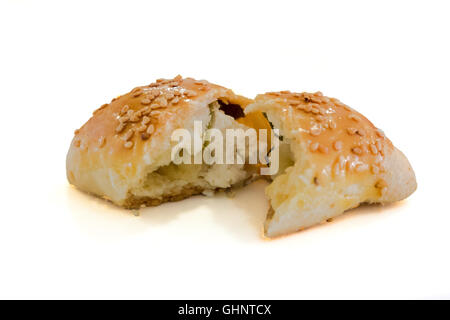 Recette turque : Mini Bun pâtisserie avec garniture de fromage sur fond blanc Banque D'Images