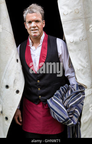 L'Espagnol clown de cirque entre présente, en big top, en Irlande Banque D'Images