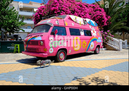 Hippy étirée en camping-car vw rose, aguilas, Espagne Banque D'Images