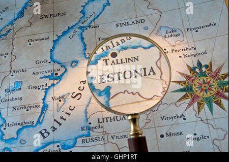 ESTONIE carte de style ancien avec loupe au-dessus du golfe de Finlande avec Estonie et Tallinn avec mer Baltique Suède et Europe de l'est Banque D'Images