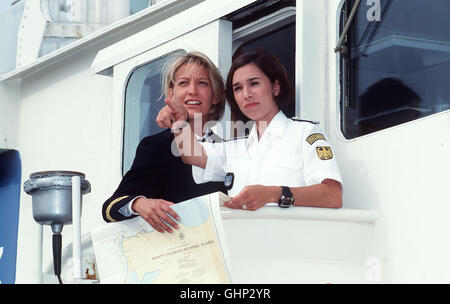 Dans letzter Sekunde rettet die Mannschaft der 'Albatros' eine junge Frau aus einem Segelboot bei gekenterten, das klarer Sicht von der bateaux des Charterveranstalters gerammt worden. guerre Tischler Voir mit Britta Larsen (CHRISTINA GREB), und Anke Diekmann (ANKE KORTEMEIER). Regie : Karsten Wichniarz aka. Promille suis Ruder Banque D'Images