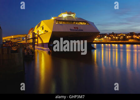 Ancien traversier haute vitesse HSS Port de Holyhead Banque D'Images