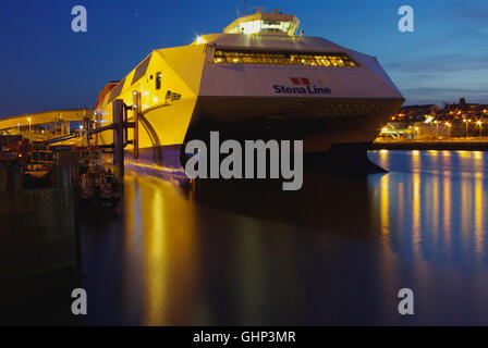 Ancien traversier haute vitesse HSS Port de Holyhead Banque D'Images