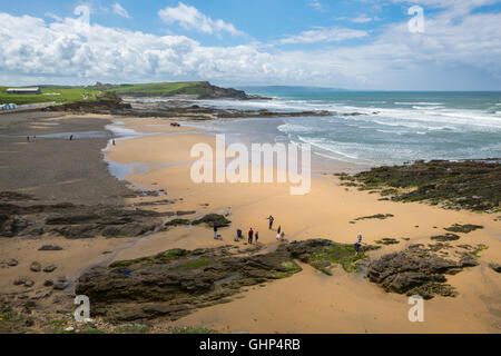 Un groupe de personnes sur la plage de Crooklets, Bude, Cornwall, England, UK Banque D'Images