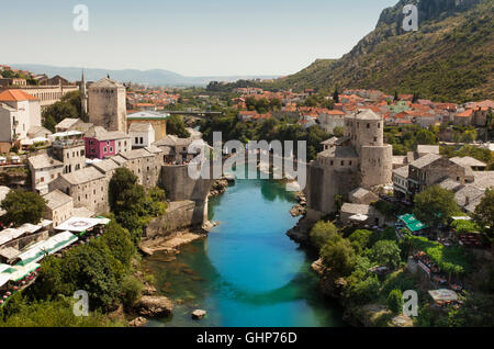 La rivière Neretva coule sous le pont Stari Most dans la ville de Mostar en Bosnie-Herzégovine. Banque D'Images