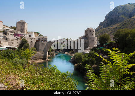 La rivière Neretva coule sous le pont Stari Most dans la ville de Mostar en Bosnie-Herzégovine. Banque D'Images