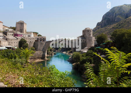 La rivière Neretva coule sous le pont Stari Most dans la ville de Mostar en Bosnie-Herzégovine. Banque D'Images