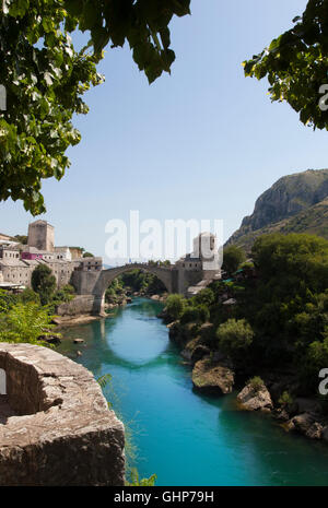 La rivière Neretva coule sous le pont Stari Most dans la ville de Mostar en Bosnie-Herzégovine. Banque D'Images