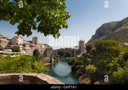 La rivière Neretva coule sous le pont Stari Most dans la ville de Mostar en Bosnie-Herzégovine. Banque D'Images