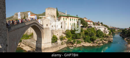 La rivière Neretva coule sous le pont Stari Most dans la ville de Mostar en Bosnie-Herzégovine. Banque D'Images