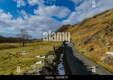 Une seule piste-route à partir de la route de Borrowdale (B5289), dans l'Watendlath English Lake District. Banque D'Images