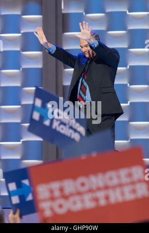 Le sénateur Tim Kaine accepte sa nomination au poste de vice-président des parties sur le troisième jour de la Convention Nationale Démocratique à la Wells Fargo Center le 27 juillet 2016 à Philadelphie, Pennsylvanie. Banque D'Images