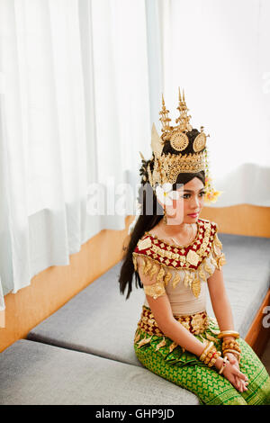 Les étudiants de la vie cambodgienne effectuer Arts danse classique et folklorique à un spectacle en plein air à Phnom Penh,Cambodge. Banque D'Images