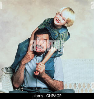 Griesgrämige gutmütige aber Der DENNIS M. Wilson (Walter Matthau) muß die meist unbeabsichtigten Attaken des kleinen chaotischen Dennis (MASON GAMBLE) ertragen. Regie : Nick Castel aka. Dennis The Menace Banque D'Images