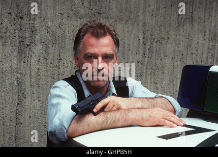 POLIZEIRUF 110 Eines Nachts wird Kommissar Grawe (ANDREAS SCHMIDT-SCHALLER) aus dem Schlaf gerissen. Vor dem Haus wurde von Ex-Mann Nichte senneur Vater und ihrer zwei Kinder tot aufgefunden. Grawe trifft seine Nichte mit Iris Rainer Asch in ihrer Wohnung un... Regie : Christian Steinke alias. Grawes letzter Automne Banque D'Images