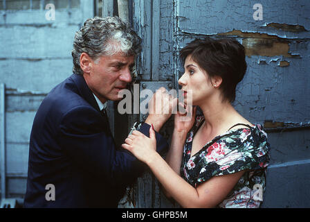 POLIZEIRUF 110 Folge : Grawes letzter Fall Eines Nachts wird Kommissar Grawe aus dem Schlaf gerissen. Vor dem Haus wurde von Ex-Mann Nichte senneur Vater und ihrer zwei Kinder tot aufgefunden. Grawe trifft seine Nichte KRUSCHKE Iris (ANNET) mit Rainer Asch (MATTHIAS PONNIER) in ihrer Wohnung un... Regie : Christian Steinke alias. Grawes letzter Automne Banque D'Images