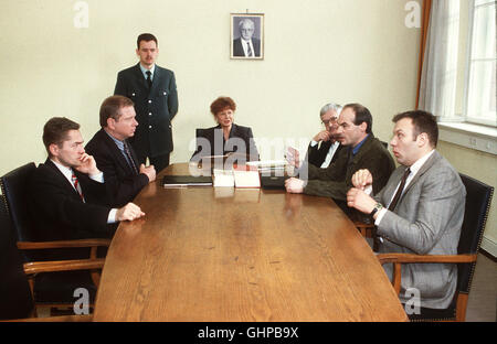 EIN FALL FÜR ZWEI Folge : Eine offene Rechnung für den Haftprüfungstermin Verdächtigen Jürgen HIlgers. UDO SCHENK (Jürgen Hilgers), Rainer HUNOLD (Dr Franck), Komparse, ROSEMARIE SCHUBERT (Haftrichterin), Komparse (procureur), HANS-GEORG PANCZAK (Commissaire), WALDEMAR KOBUS (Direction des Kommissars) Régie : Kai Borsche aka. Eine offene Rechnung Banque D'Images