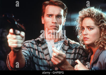 TOTAL RECALL - DIE TOTALE ERINNERUNG Offensichtlich hat der Bau-arbeiter Doug Quaid (Arnold Schwarzenegger), der mit Frau senneur Lori (SHARON STONE), lebt noch Eine andere Identität... Regie : Paul Verhoeven aka. Total Recall Banque D'Images