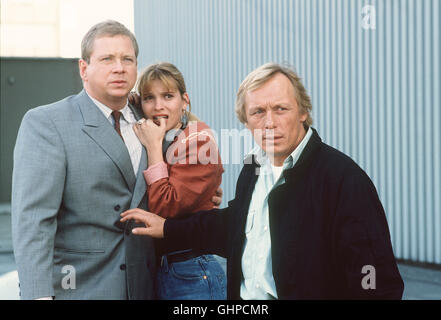 Folge : Blutige Rosen Matulas Nichte, die junge vorübergehend wohnt bei ihm, zwingt nhi zu einem strapaziösen Nachtleben dans den Diskotheken der Mainmetropole. 305-867 Rosenverkäufer Roether der wird von einem Mercedes helblauen angefahren und mit tödlichen verletzungen liegengelassen.. Bild : RAINER HUNOLD - Dr Frank, STEPHANIE PHILIPP - Andrea, CLAUS THEO GÄRTNER - Matula Regie : Jörg Grünler aka. Blutige Rosen Banque D'Images