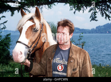 Anna Maria - eine frau geht ihren Weg - Auf dem erkundigt Bognerhof ein sich nach Jugendfreund Anna Maria. Vater Siegfried ahnt, sofort Anteilnahme Juristen des Josef Hauser (MARTIN SEMMELROGGE) ist mehr als, hÜfliches interesse. Ein neuer Mann dans Anna Marias Leben ? Aka. Folge 5 Banque D'Images